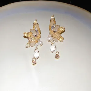 Eleganti orecchini a farfalla stile francese con cristalli luccicanti e perle.