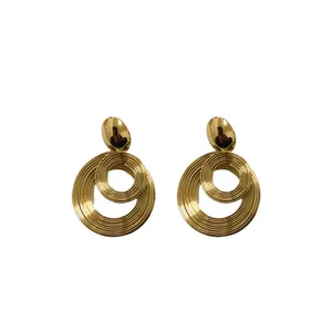 Eleganti orecchini a lobo circolari a spirale dorati con un raffinato design minimalista
