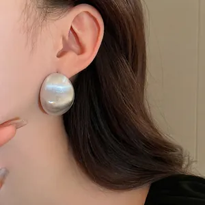 Orecchini a perno ovali in metallo spazzolato argento, stile minimalista elegante