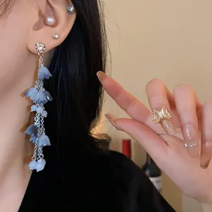 Boucles d'oreilles élégantes à longues pampilles, chaînes argentées et fleurs bleues