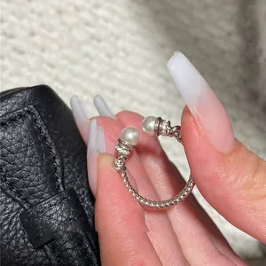 Elegante anello aperto vintage a treccia con perle e zirconi lucenti da donna