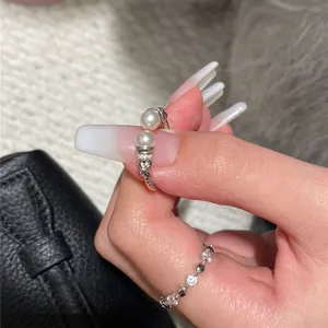 Elegante anello vintage in argento ritorto con due perle e accenti di zirconi