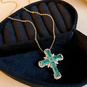 Elegante smaragdgrüne Zirkon-Kreuz-Halskette mit langer vergoldeter Kette für Damen