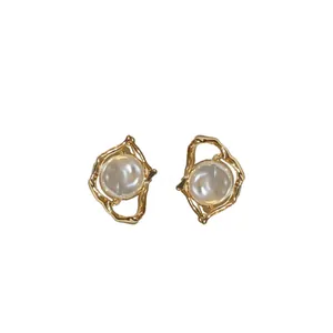 Elegant retro irregular gold hoop earrings featuring a centered round pearl inlay