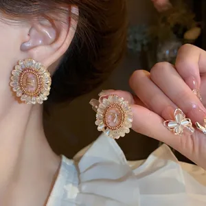 Eleganti orecchini a perno ovali con fiori di cristallo e ago in argento 925