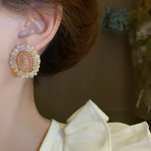 Dettaglio dell'orecchino a fiore in argento con petali di cristallo e pietre rosa