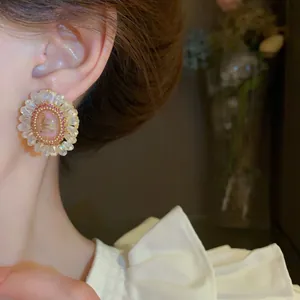 Primo piano di un elegante orecchino a fiore di cristallo con centro rosa