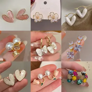 Colección de pendientes elegantes con diseños de corazón, flores y perlas estilo coreano.