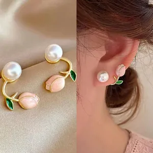 Elegantes pendientes de botón de tulipán y perla dorados con hojas verdes y flores rosas