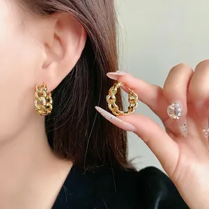 Élégantes boucles d'oreilles créoles chaîne plaquées or avec zircons pavés de luxe