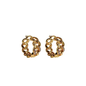 Élégantes boucles d'oreilles créoles plaquées or 18 carats avec zircons cubiques brillants