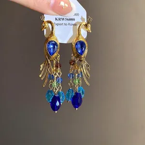 Pendientes de pavo real bohemios con cristales azules y borlas de cuentas de colores