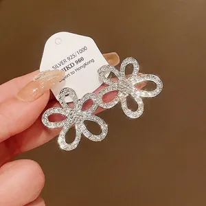 Eleganti orecchini a forma di fiore d'argento con strass luccicanti, in dolce stile coreano.