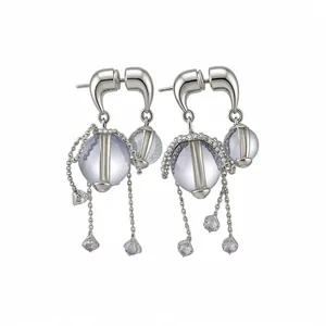 Elegante Silbernadel-Quastenohrringe mit hellblauen Glasperlen und Zirkonia-Akzenten