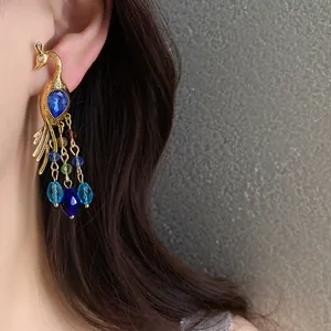 Vista detallada de pendientes de pavo real bohemios con borlas de cristal de colores