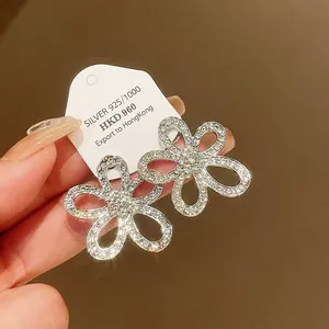Orecchini a fiore con strass e ago in argento, design a petali forati e cristalli