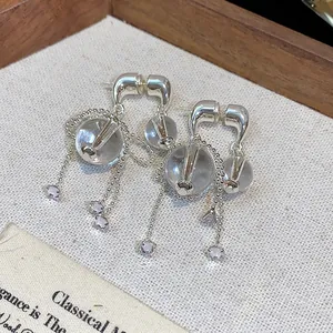 Exquisite Nahaufnahme von silberfarbenen Quastenohrringen mit Glaskugeln und Zirkonia