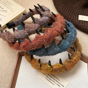 Handgestrickte Wollhaarbänder in warmen Herbstfarben für elegantes High-Crown-Styling
