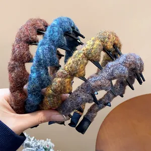 Detailansicht von gemütlichen, wollgestrickten Stirnbändern in vier Vintage-Farben mit Zähnen