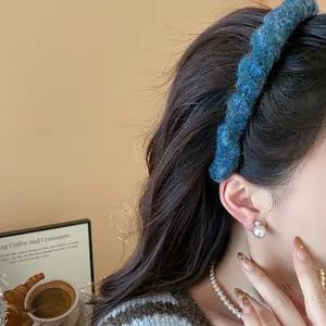 Detailansicht des blau gestrickten Wollstirnbands für den modischen Winter-Look