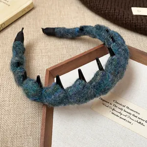 Detail eines blau gestrickten Woll-Haarreifs mit Zähnen für den Herbst und Winter