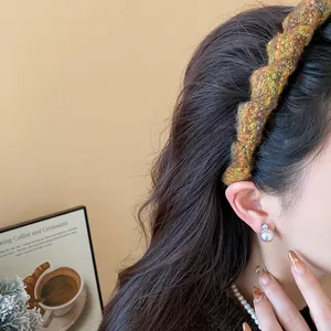 Detailansicht eines stylischen herbstlichen Strick-Haarreifens mit Textur am Model