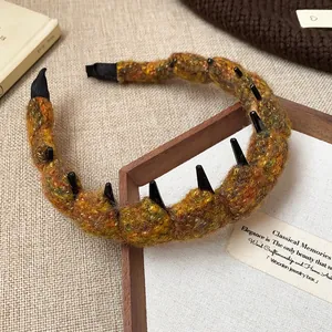 Nahaufnahme der flauschigen Strickstruktur dieses herbstlichen Design-Haarreifens.
