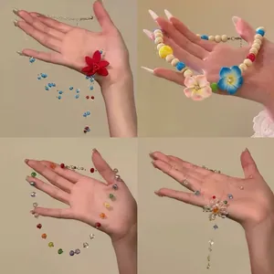 Handgefertigte, bunte Dopamin-Halsketten mit Perlen und lebendigen Blumenanhängern