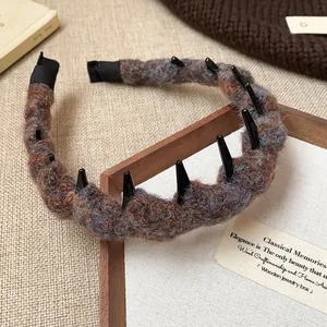 Detailansicht eines gestrickten Woll-Hairreifs mit schwarzen Zähnen für hohes Volumen.