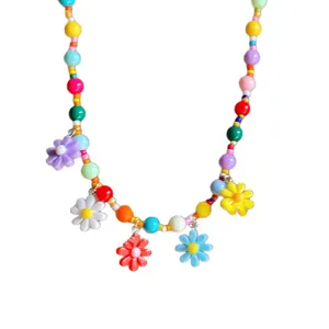 Bunte Dopamin-Perlenkette mit schicken Acryl-Blumenanhängern für einen modischen Look