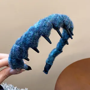 Detail des blau gestrickten Woll-Haarbandes mit High-Top-Design und Anti-Rutsch-Zähnen