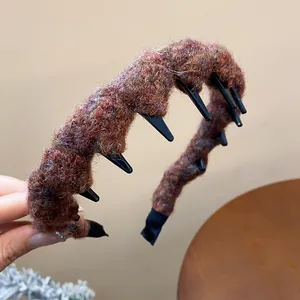 Nahaufnahme des flauschigen braunen Strick-Haarreifens mit Zähnen für den Winter