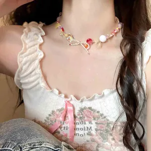 Detailansicht einer farbenfrohen Dopamin-Stil Perlenkette mit Schleife am Model