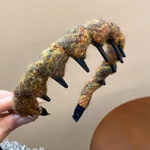 Nahaufnahme von gestricktem Wollstirnband mit Styling-Clips für einen High-Skull-Top-Effekt.