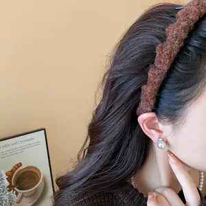Detailansicht eines modischen braunen gewebten Wollstirnbands für den Herbst und Winter
