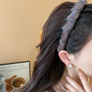 Nahaufnahme eines weichen, grau strukturierten Strickstirnbands bei einem Model
