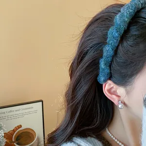 Detail eines blau gestrickten Stirnbands für Damen mit dicker Textur für den Winter