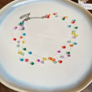 Detailansicht einer mehrsträngigen Kette im Dopamin-Stil mit bunten facettierten Glasperlen