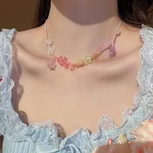 Nahaufnahme einer bunten Perlenkette im Dopamin-Stil mit zarten Glasblumen-Anhängern
