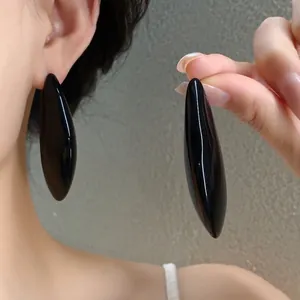 Orecchini vintage francesi a goccia neri con un design minimalista ed elegante