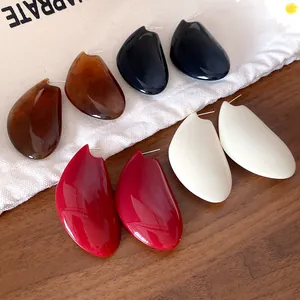 Dettaglio degli orecchini vintage francesi a forma di goccia in quattro colori eleganti.