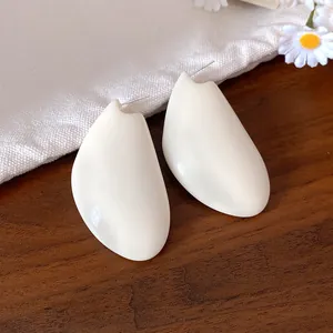 Eleganti orecchini vintage francesi a goccia in resina bianca, stile minimalista chic