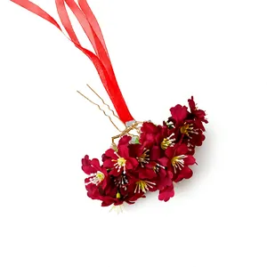Elegante horquilla para el pelo con flores de tela roja y cintas largas de estilo chino