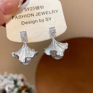 Elegant ginkgo leaf stud earrings featuring pearls and zircons in a silver-toned finish.