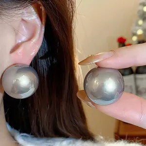 Eleganti orecchini a lobo a sfera grigio metallizzato dal design minimalista chic