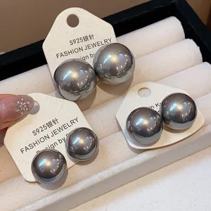 Dettaglio orecchini a perno con perle grigio metallizzato e perni in argento S925