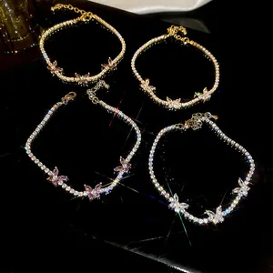 Gros plan sur des bracelets papillon en zircon étincelants au design de luxe français