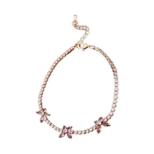 Élégant bracelet en or avec des oxydes de zirconium carrés et des breloques fleurs