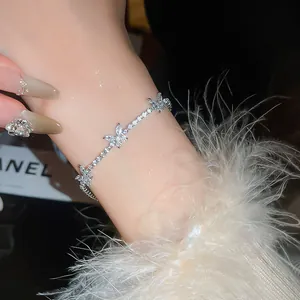 Gros plan détaillé d'un bracelet tennis papillon en argent avec zircons sur un poignet de femme