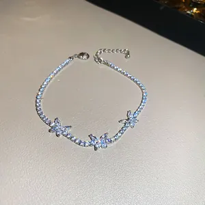 Élégant bracelet papillon en argent avec des pierres de zircon étincelantes, vue détaillée.